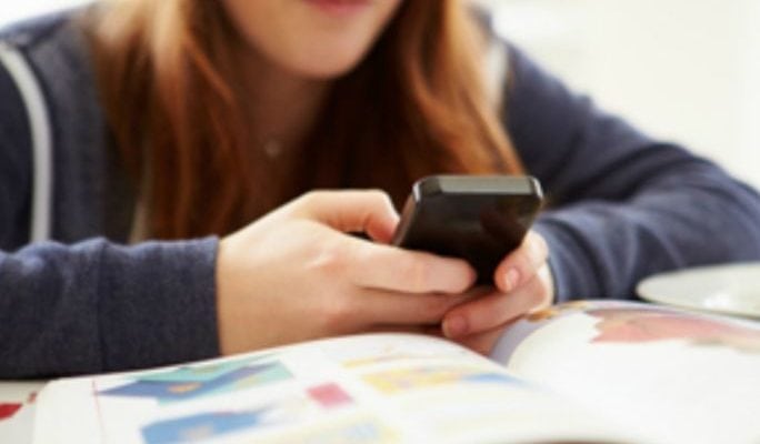 bambini-smartphone-scuola