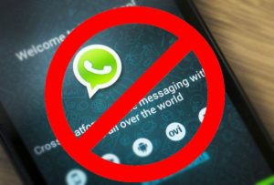 WhatsApp è nella bufera, potrebbe chiudere il vostro account: come tutelarsi