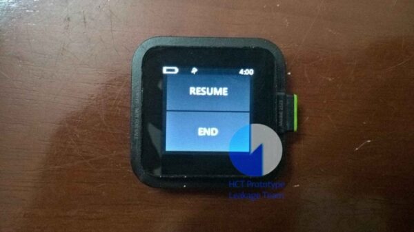 Quando la mania di indossare il fitness ha iniziato alcuni anni fa, diversi produttori hanno saltato sul treno. Microsoft è stato uno di loro e ha liberato due smartbands - Microsoft Band e Microsoft banda 2. Tuttavia c'era un terzo orologio di forma fisica che non ha ottenuto un comunicato ufficiale - il XBOX Watch. XBOX Guarda Twitter-user @Hikari_Calyx stato in grado di mettere le mani su diverse unità ed è stato abbastanza generoso per fornire immagini di uno di loro acceso. XBOX orologio ha una cornice quadrata con cornici di spessore intorno allo schermo. L'interfaccia utente è basata piastrelle con scorrimento orizzontale, ma la risoluzione è abbastanza terribile. Dalle immagini, possiamo vedere la XBOX Watch ha GPS, un contatore di calorie, e un sensore della frequenza cardiaca. Mentre la parte anteriore dell'orologio è un mix di grigio e nero, la parte posteriore è in argento con un'incisione XBOX. I perni di carica e sensore della frequenza cardiaca sono posizionati al centro. LEGGI TUTTO: Xbox Elite 2 Dettagli controller trapelato: Type-C Port, il supporto incorporato Batteria & Bluetooth Hikari ha un sacco di unità e sta considerando la loro vendita per circa $ 10 ciascuno. Quindi, se siete interessati, lo si può inviare un messaggio. Microsoft d'altro canto ha rinunciato alla gara di fitness e ora vende bande di fitness Fitbit e orologi sul suo negozio online.
