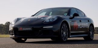 Huawei Mate 10 Pro guida una Porsche Panamera