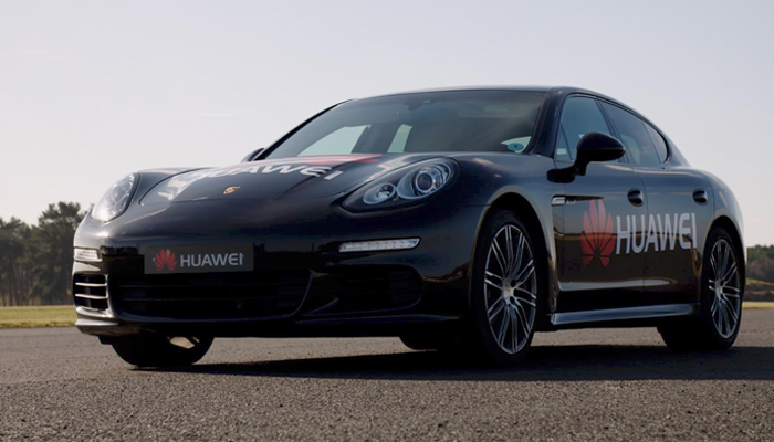 Huawei Mate 10 Pro guida una Porsche Panamera