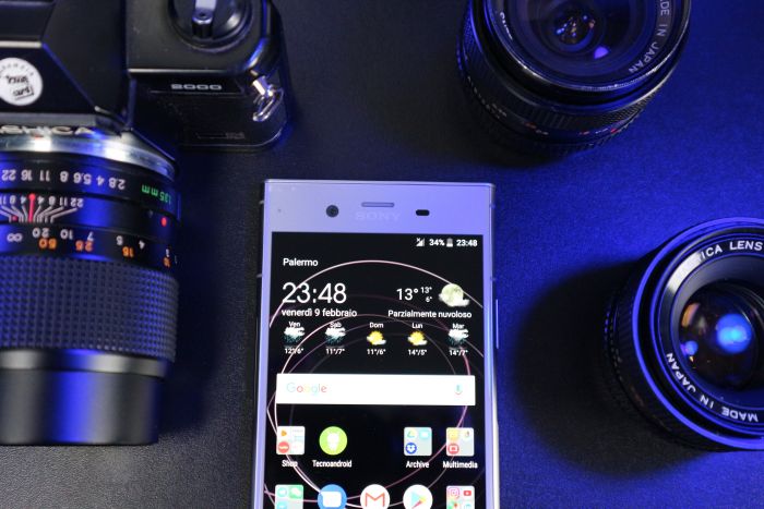 cornice superiore sfondo nero Xperia XZ1