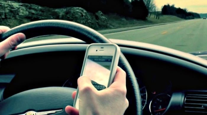 Smartphone alla guida, multa anche se l'auto è spenta