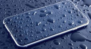 Apple o Samsung? Quali sono gli smartphone più impermeabili