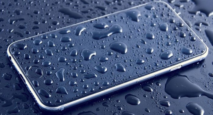 Apple o Samsung? Quali sono gli smartphone più impermeabili
