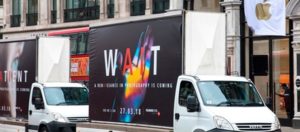 Huawei e la sua strategia di marketing aggressiva davanti ai negozi Apple e Samsung