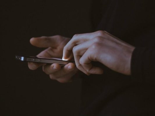 Amore o smartphone: lo studio Motorola rivela il grado di dipendenza di oggi