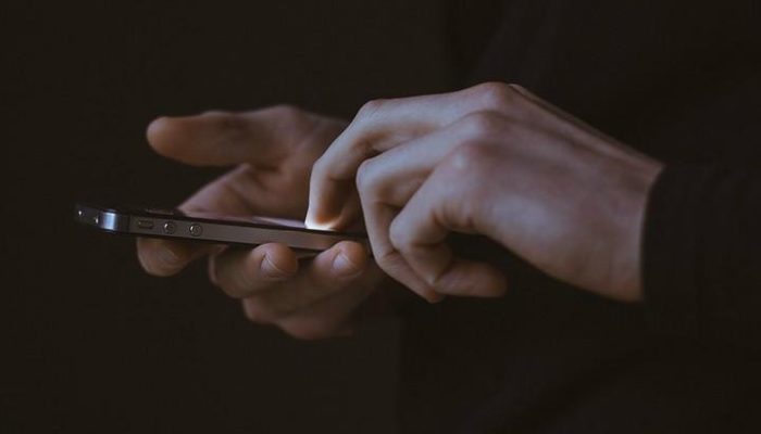 Amore o smartphone: lo studio Motorola rivela il grado di dipendenza di oggi