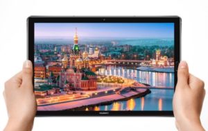 Huawei regala la tastiera di MediaPad M5 10 ad alcuni clienti