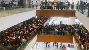 Store invaso da 11.000 mila persone per 10 iPhone scontati