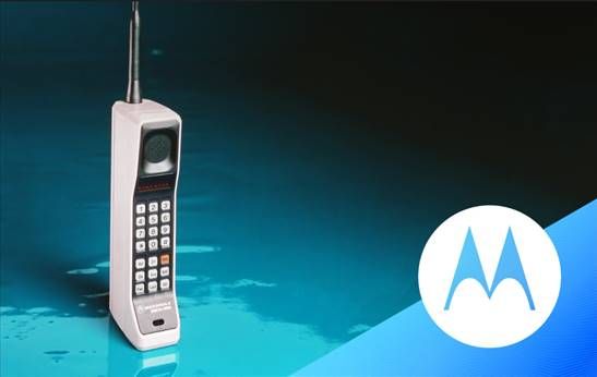 Motorola ha cambiato il mondo con il primo cellulare, ma noi possediamo i telefoni o loro possiedono noi?