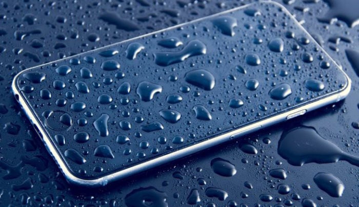 Smartphone pericolosi, l’era delle scocche in metallo e delle fragili lastre di vetro
