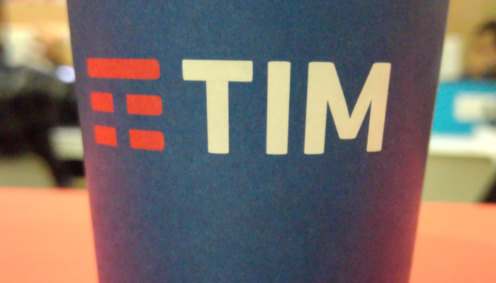 TIM: minuti illimitati e 30GB a soli 10 euro con la nuova offerta che batte Vodafone