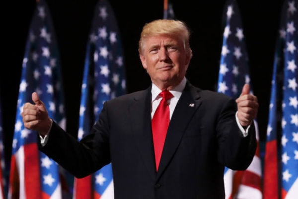 Trump, proposta di controllare Facebook per dare il visto per gli USA