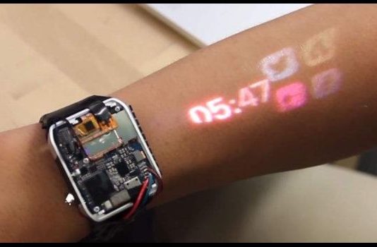 LumiWatch: il primo orologio che proietta un touch screen sul braccio
