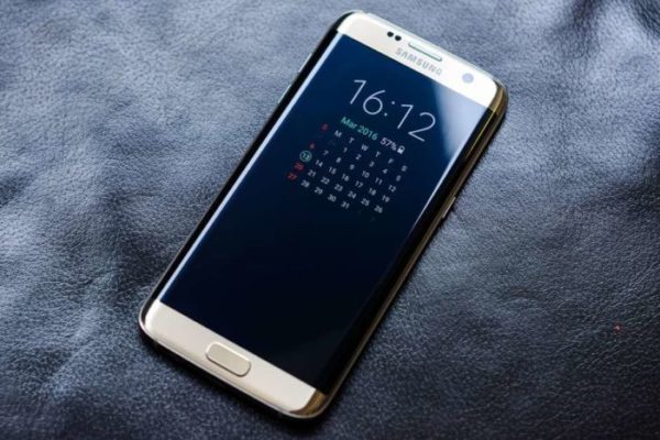 Samsung lancia uno smartphone senza accesso ai dati rivolto agli studenti