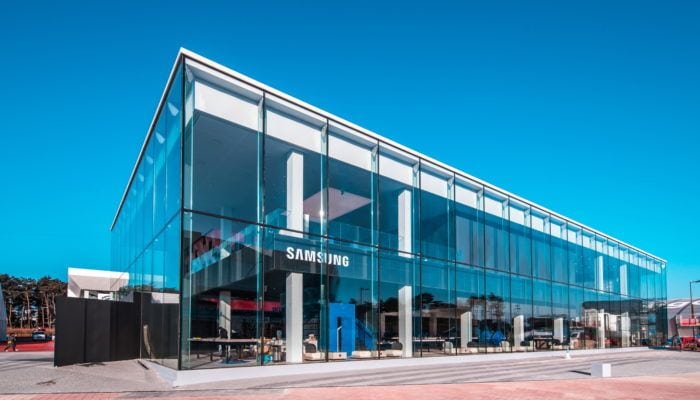 Samsung nelle pubblicità prende in giro anche OnePlus 6