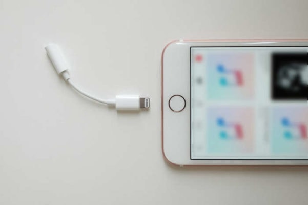 Apple, niente adattatore Lightning con i prossimi iPhone