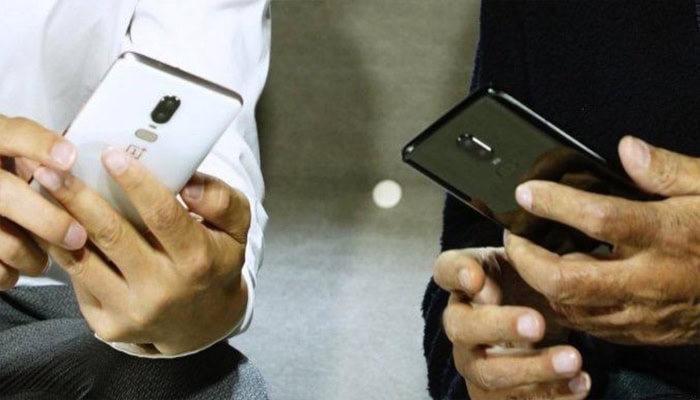 OnePlus 6 in bianco e in nero
