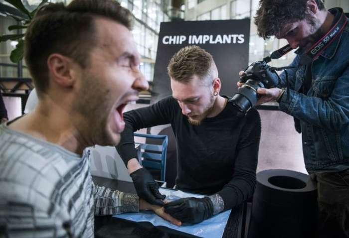 Se il tatuaggio è un chip: in Svezia in migliaia si sono impiantati i propri dati
