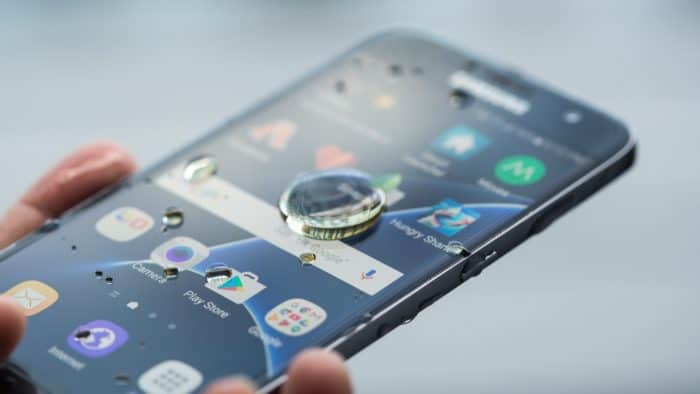 smartphone in acqua