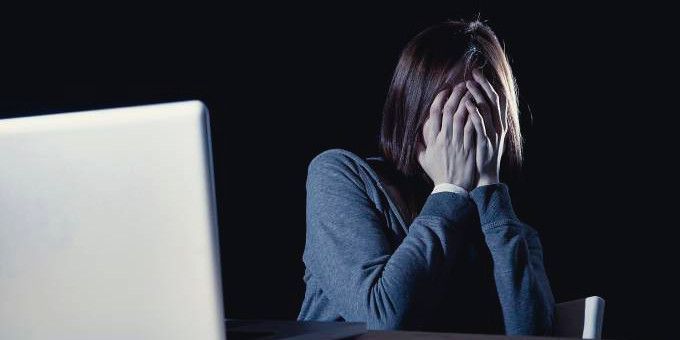 Cyberbullismo: ministro della sicurezza britannico vuole porre fine all'anonimato online