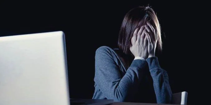 Cyberbullismo: ministro della sicurezza britannico vuole porre fine all'anonimato online