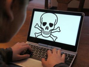 YouTube e Facebook: piattaforme che espongono maggiormente a contenuti violenti e sessuali