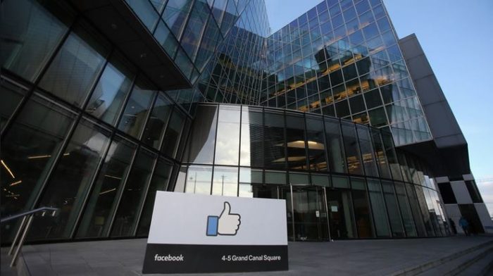 Facebook, il valore delle azioni crolla