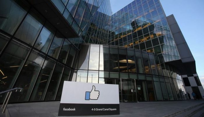 Facebook, il valore delle azioni crolla