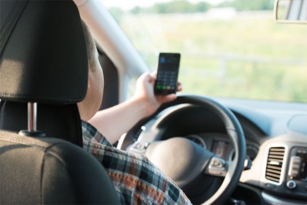 Smartphone alla guida sequestro
