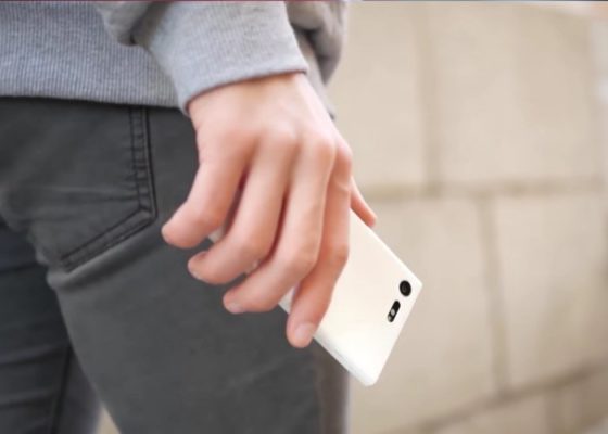 No, il tuo smartphone non ti sta ascoltando, ma potrebbe vedere tutto quello che fai