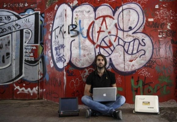 hacker dirotta aereo