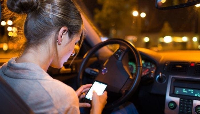 smartphone alla guida smartphone al volante
