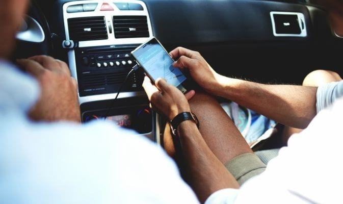 carica batteria smartphone auto