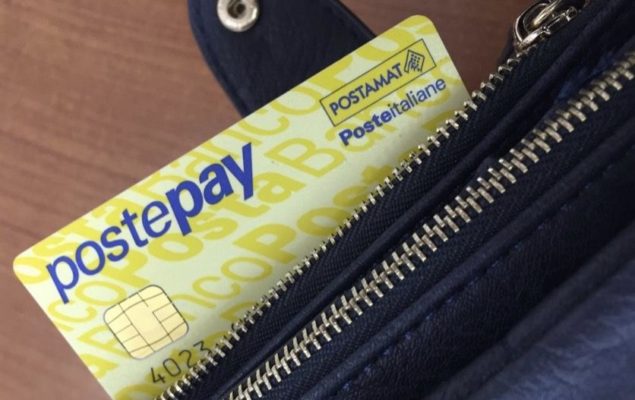 Postepay: arriva la nuova truffa che prosciuga il credito da WhatsApp, Poste rassicura