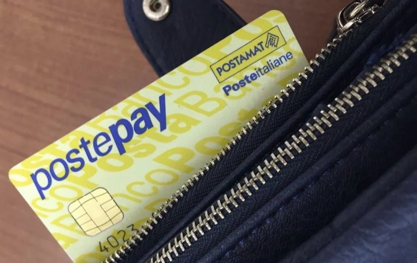 Postepay: arriva la nuova truffa che prosciuga il credito da WhatsApp, Poste rassicura