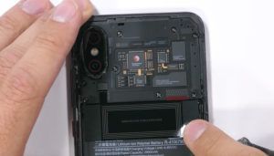 Xiaomi Mi 8 Explorer Edition, messo alla prova da JerryRigEverything