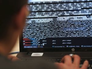 Spie cinesi inseriscono un microchip nei server di Amazon e Apple