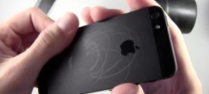 graffi smartphone danneggiato