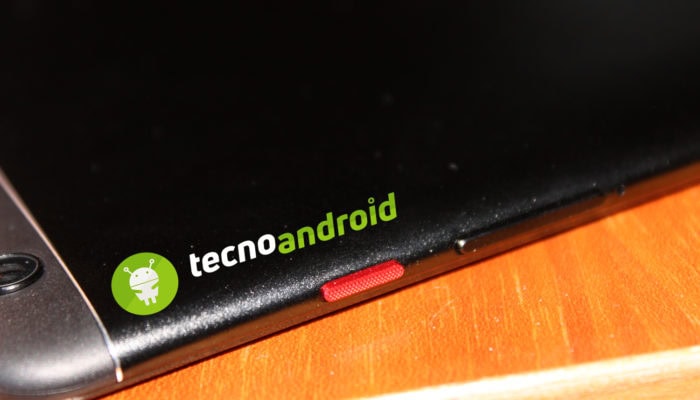 Recensione CHUWI Hi9 Pro, tasto accensione rosso