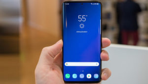 Galaxy S10 con fotocamera e lettore di impronte in-display