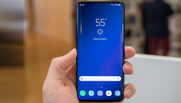 Galaxy S10 con fotocamera e lettore di impronte in-display