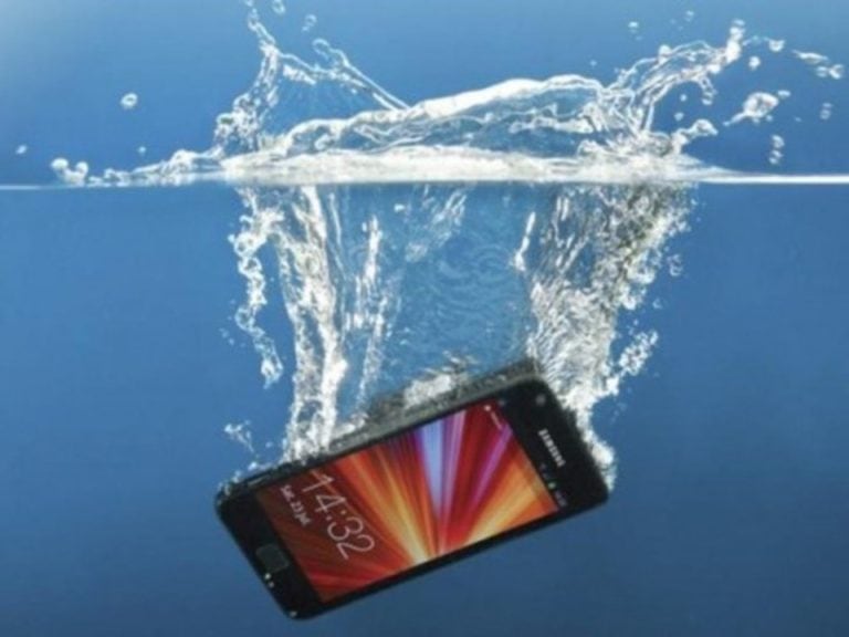 smartphone in acqua