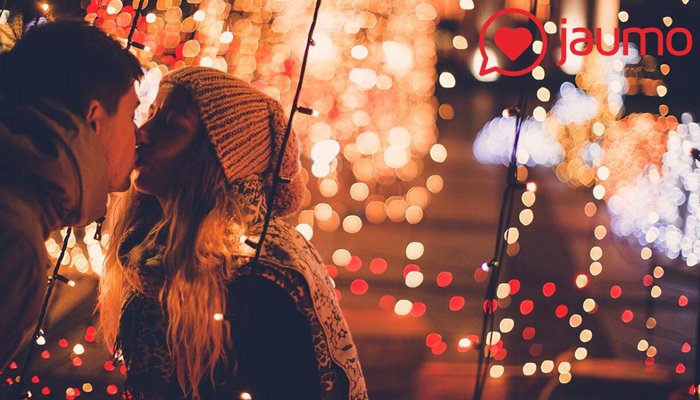 JAUMO, l'app con la quale il bacio a Natale e Capodanno è garantito