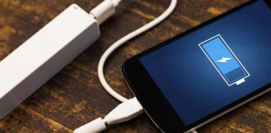 smartphone in carica di notte