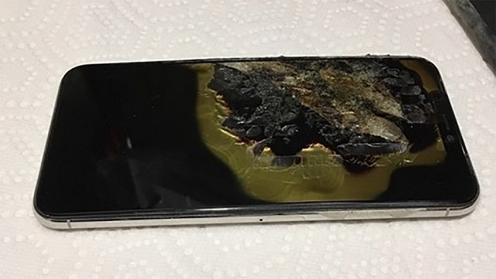 iPhone XS Max smartphone esploso