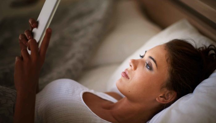 Ricaricare la batteria di notte danneggia il telefono abitudine errata o mito da sfatare