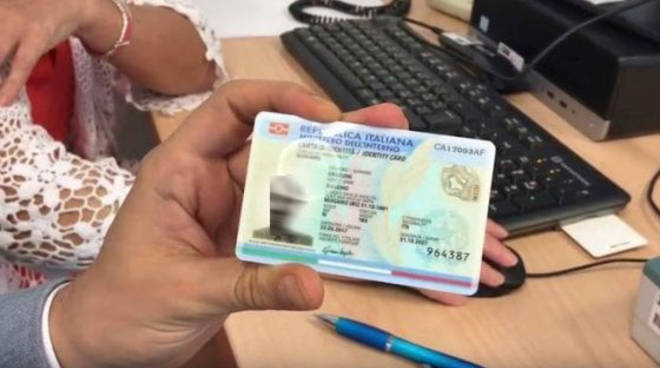 Carta d'identità: utenti obbligati al nuovo modello elettronico, ma c'è un problema