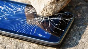 schermo rotto smartphone